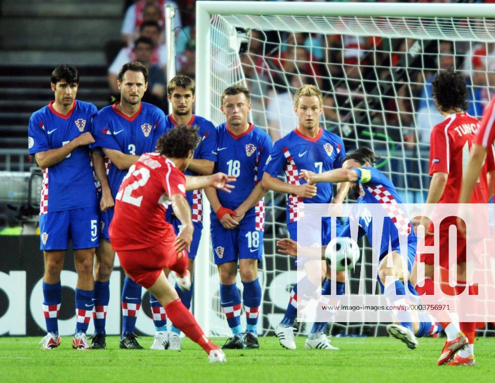 Hamit Altintop (Türkei) - Freistoß gegen die kroatische Mauer Fußball EM Herren EURO 2008, Länderspiel, Viertelfinale, Nationalmannschaft, Nationaltrikot Kroatien - Türkei 1:3 n.E. Totale Wien Dynamik,