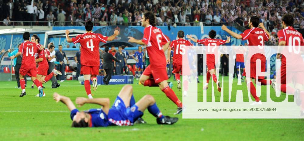Schlussjubel Türkei - Kroatien am Boden Fußball EM Herren EURO 2008, Länderspiel, Viertelfinale, Nationalmannschaft, Nationaltrikot Kroatien - Türkei 1:3 n.E. Totale Wien Freude, Enttäuschung,