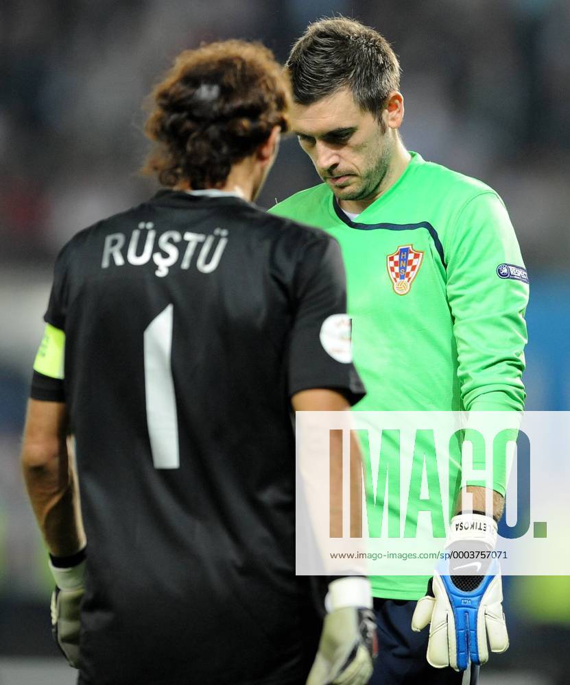 Torwart Stipe Pletikosa (Kroatien, re.) enttäuscht, daneben Torwart Rüstü Recber (Türkei) - Fußball Länderspiel Herren EURO 2008, EM, Viertelfinale, Nationalteam, Nationaltrikot, Kroatien - Türkei 2:4 n.E. Gruppe Wien