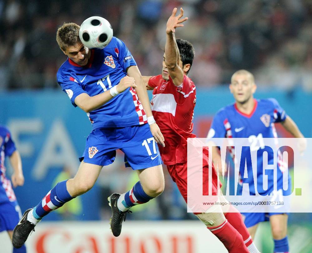 Ivan Klasnic (Kroatien, li.) gegen Gökhan Zan (Türkei) - Fußball Länderspiel Herren EURO 2008, EM, Viertelfinale, Nationalteam, Nationaltrikot, Kroatien - Türkei 2:4 n.E. Gruppe Wien Dynamik,