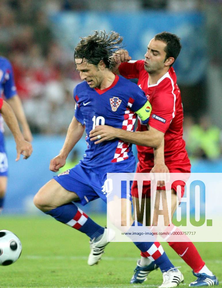 Niko Kovac (Kroatien, li.) gegen Semih Sentürk (Türkei) - Fußball EM Herren Euro 2008, Länderspiel, Nationalteam, Nationaltrikot, Kroatien - Türkei 1:3 n.E. Gruppe Viertelfinale Wien