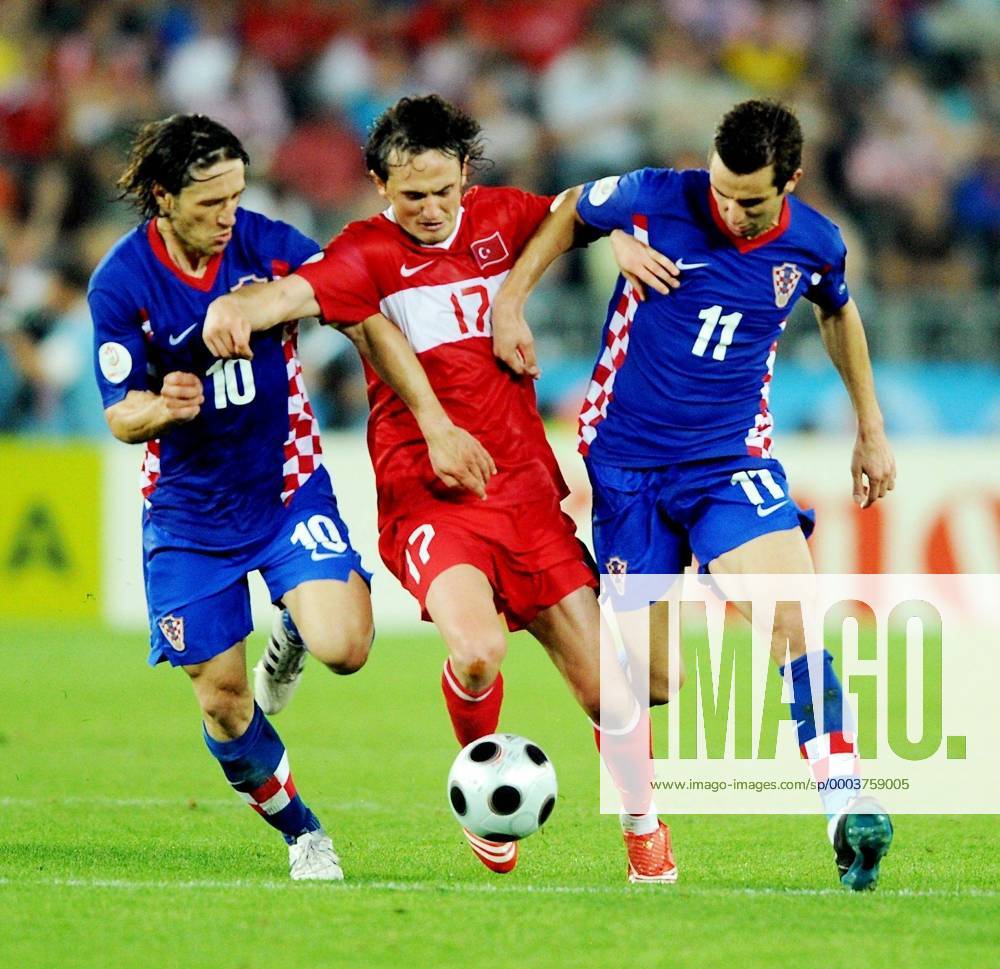 Tuncay Sanli (Türkei, Mitte) gegen Niko Kovac (li.) und Darijo Srna (beide Kroatien) Fußball EM Herren Euro 2008, Länderspiel, Nationalteam, Viertelfinale, Nationaltrikot, Kroatien - Türkei 2:4 n.E. Gruppe Wien Dynamik,