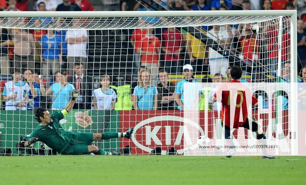Cesc Fabregas (Spanien, re.) verwandelt den entscheidenden Elfmeter gegen Torwart Gianluigi Buffon (Italien) - Fußball EM Herren Euro 2008, Länderspiel, Nationalteam, Nationaltrikot, Viertelfinale, Spanien - Italien 4:2 n.E. Vdig Gruppe Wien