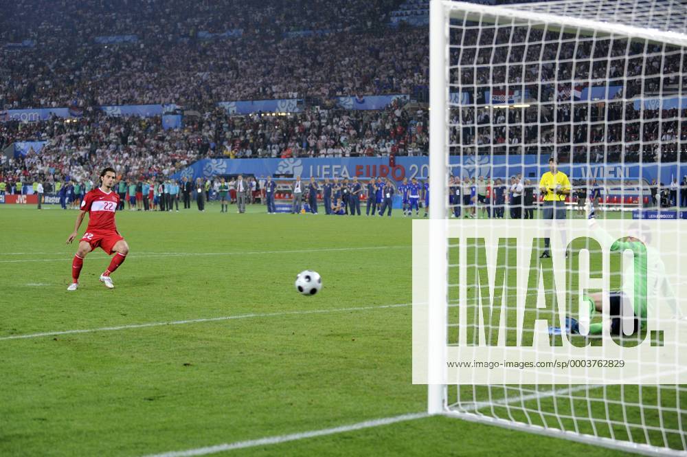 Hamit Altintop (Türkei) verwandelt gegen Torwart Stipe Pletikosa (Kroatien) den Elfmeter zum 4:2 Endstand Fußball EM Herren EURO 2008, Länderspiel, Viertelfinale, Nationalteam, Nationaltrikot, Kroatien - Türkei 2:4 n.E. Totale Wien