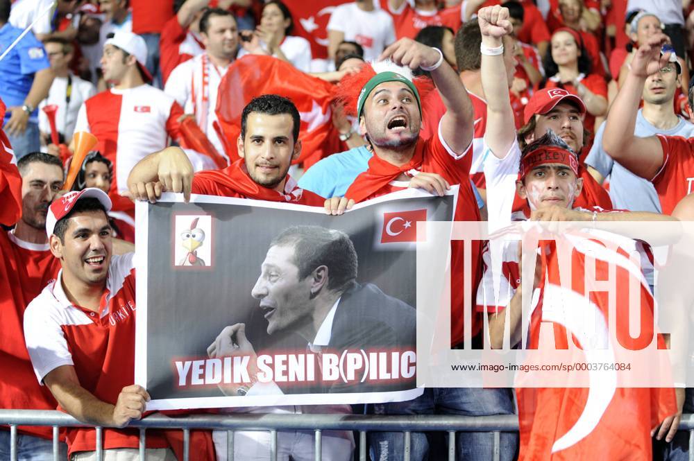 Türkische Fans präsentieren ein Plakat mit dem Foto von Nationaltrainer Slaven Bilic (Kroatien) und dem Schriftzug: Yedik Seni B(P)ilic Fußball EM Herren Euro 2008, Länderspiel, Viertelfinale, Nationalmannschaft, Kroatien - Türkei 1:3 i.E. Gruppe Wien