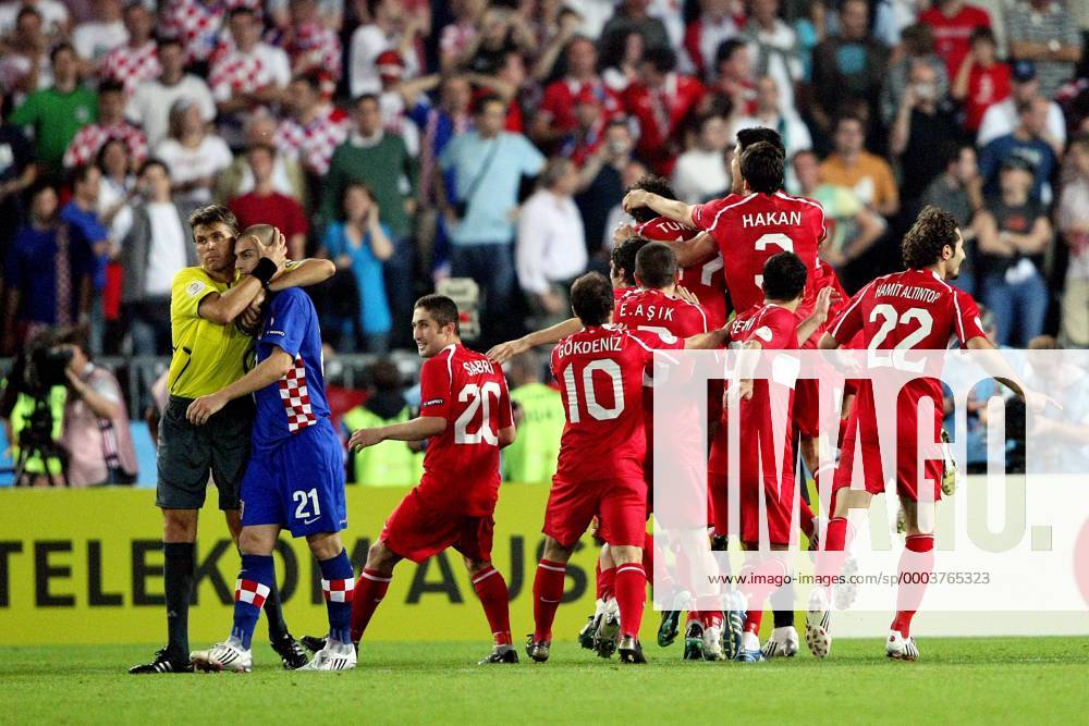 Schlussjubel Türkei und Trost für Mladen Petric (Kroatien, 21) von FIFA Schiedsrichter Roberto Rosetti (Italien) - Fußball EM Herren Euro 2008, Länderspiel, Nationalmannschaft, Nationaltrikot, Viertelfinale Totale Wien Kameradschaft, Freude,