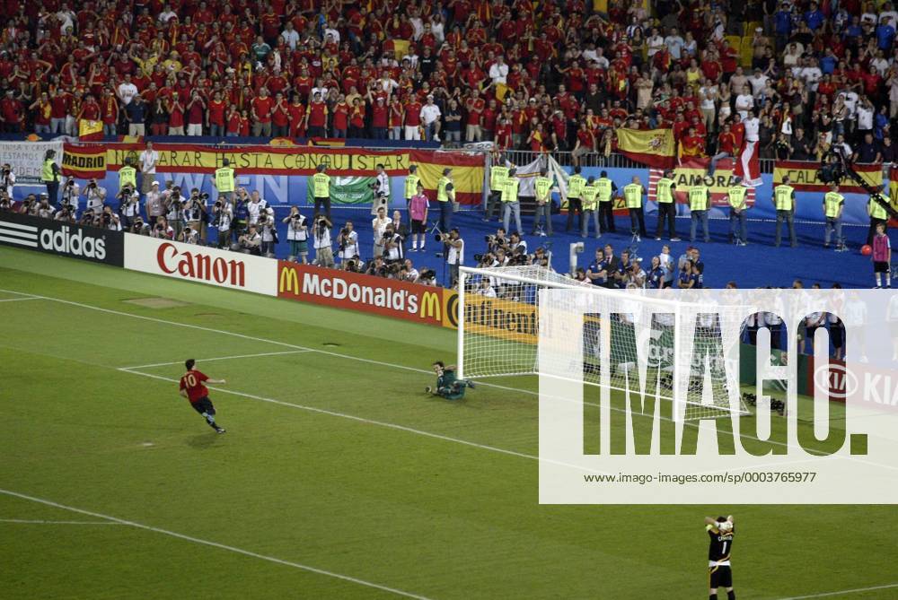 Cesc Fabregas (Spanien, li.) verwandelt den entscheidenden Elfmeter gegen Torwart Gianluigi Buffon (Italien) - - NOxONLINExUSE Fußball EM Herren Euro 2008, Länderspiel, Nationalteam, Nationaltrikot, Spanien - Italien 4:2 n.E. Totale o0 Viertelfinale Wien