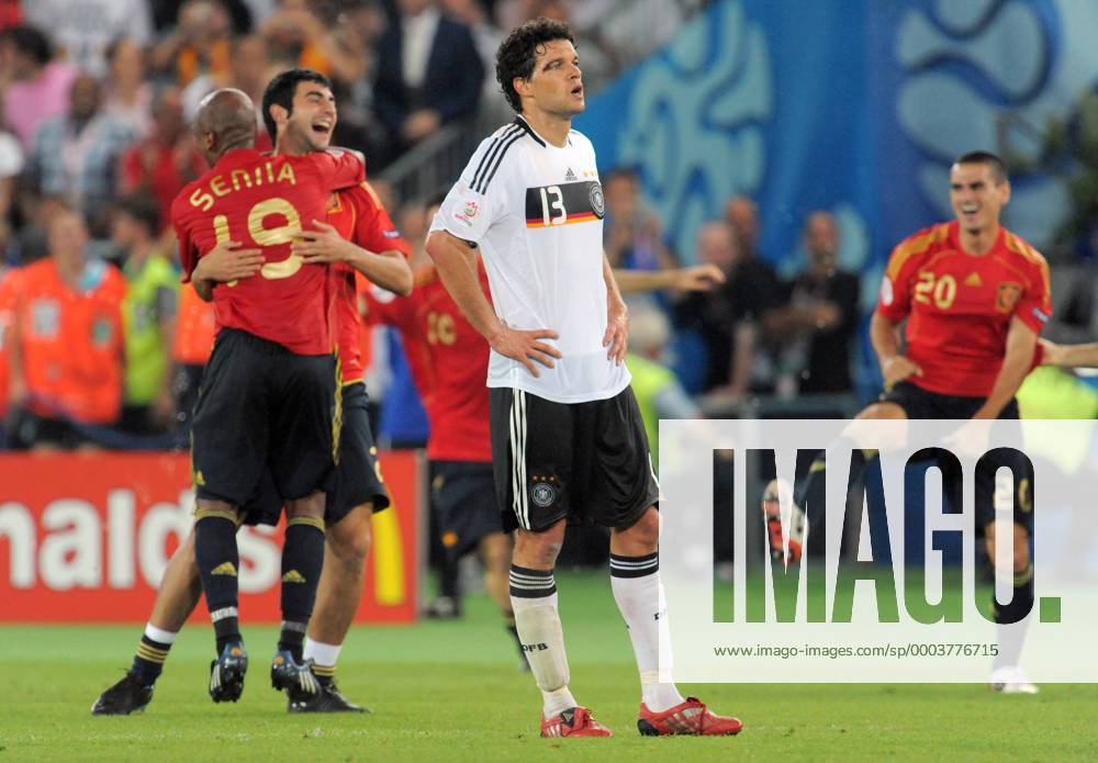 Michael Ballack (Deutschland, Mitte) enttäuscht während Marcos Senna (li.) und Raul Albiol (beide Spanien) jubeln Fußball EM Herren EURO 2008, Länderspiel, Nationalteam, Nationaltrikot, Finale, Deutschland - Spanien 0:1 Gruppe Wien Enttäuschung,