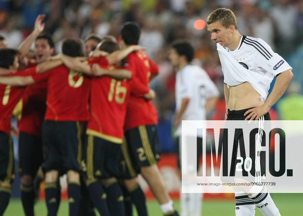Lukas Podolski (Deutschland) enttäuscht nach verlorenem EM Finale, hi. jubelt Europameister Spanien Fußball EM Herren EURO 2008, Länderspiel, Finale Nationalmannschaft, Nationaltrikot Gruppe Wien