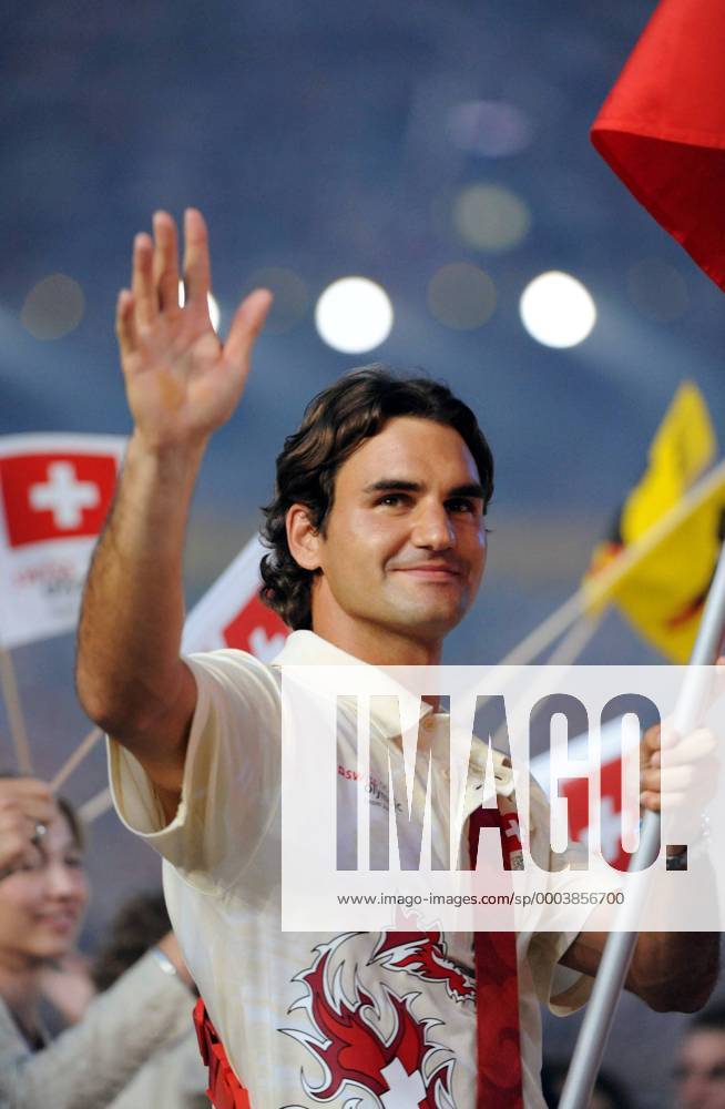 Fahnenträger Roger Federer (Schweiz) führt die Schweizer Delegation während der Eröffnungsfeier der Olympischen Spiele in Peking 2008 an - Tennis OS Sommer Herren Olympische Spiele 2008, Sommerspiele, Eröffnungsfeier, Eröffnungszeremonie, Eröffnung, Zeremonie, Einzelbild Peking
