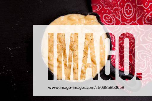 Cast iron pan of macaroni and cheese, mac n cheese 1817216 RECORD DATE NOT STATED