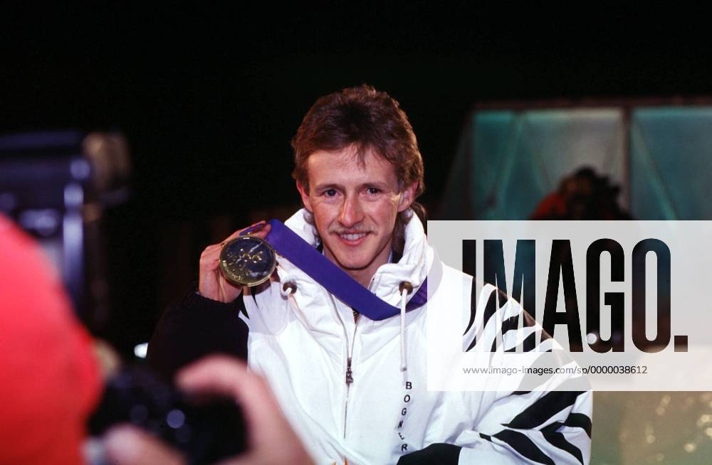 Jens Weißflog mit Goldmedaille Skispringen OS Winter Herren Skisprung, Nordischer Skisport, Ski Nordisch: Olympische Spiele, Olympia, Winterspiele Einzelbild Lillehammer Freude,