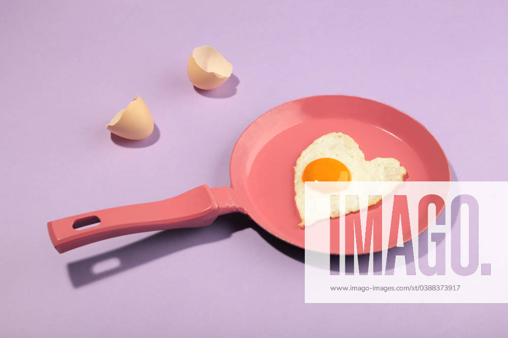 Pink frying pan and egg in heart shape. Valentine s day Mykolaiv, Mykolaiv Oblast, Ukraine R_JYPM220204-918971-01