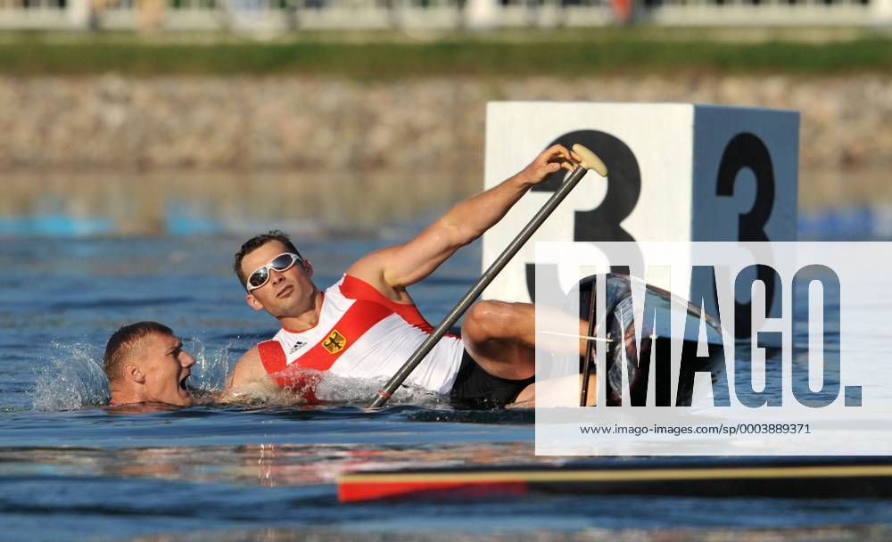 Tomasz Wylenzek hat nach dem Finalrennen einen Kreislaufkollaps und fällt völlig erschöpft ins Wasser, li. Christian Gille (beide Deutschland) - sie werden Zweiter im 1000m Zweiercanadier bei den olympischen Spielen 2008 Kanu OS Sommer Herren Olympische Sommerspiele Peking 2008, Spiele, Nationaltrikot Gruppe Peking Shunyi Erschöpfung