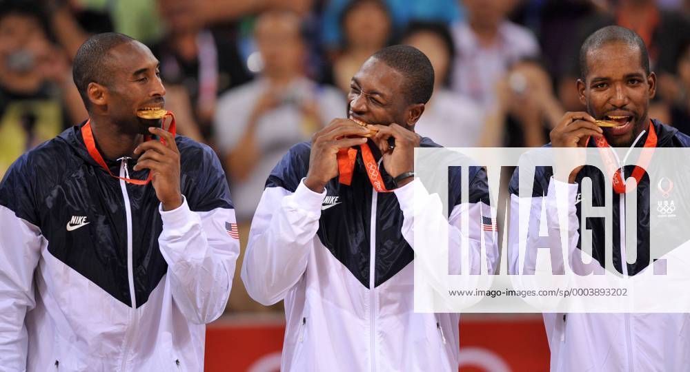 Kobe Bryant (li.), Dwyane Wade (Mitte) und Michael Redd (alle USA) - Olympiasieger 2008 Basketball OS Sommer Herren Olympische Spiele Beijing 2008, Sommerspiele, Länderspiel, Finale, Nationalteam, Gruppe Beijing Freude,