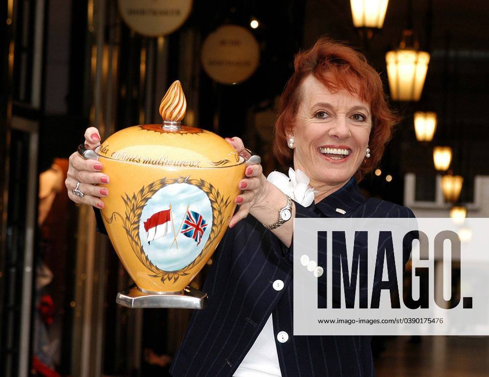 NORTH AMERICA-CANADA SALES ONLY London, England 3-29-2005 Esther Rantzen (ChildLine founder), unveils vase designed by royalty to be auctioned for charity at Waterford Wedgwood Store. Digital Photo By Ali Kadinsky-LMK-PHOTOlink.org www.photolink.org 1-800-674-8706