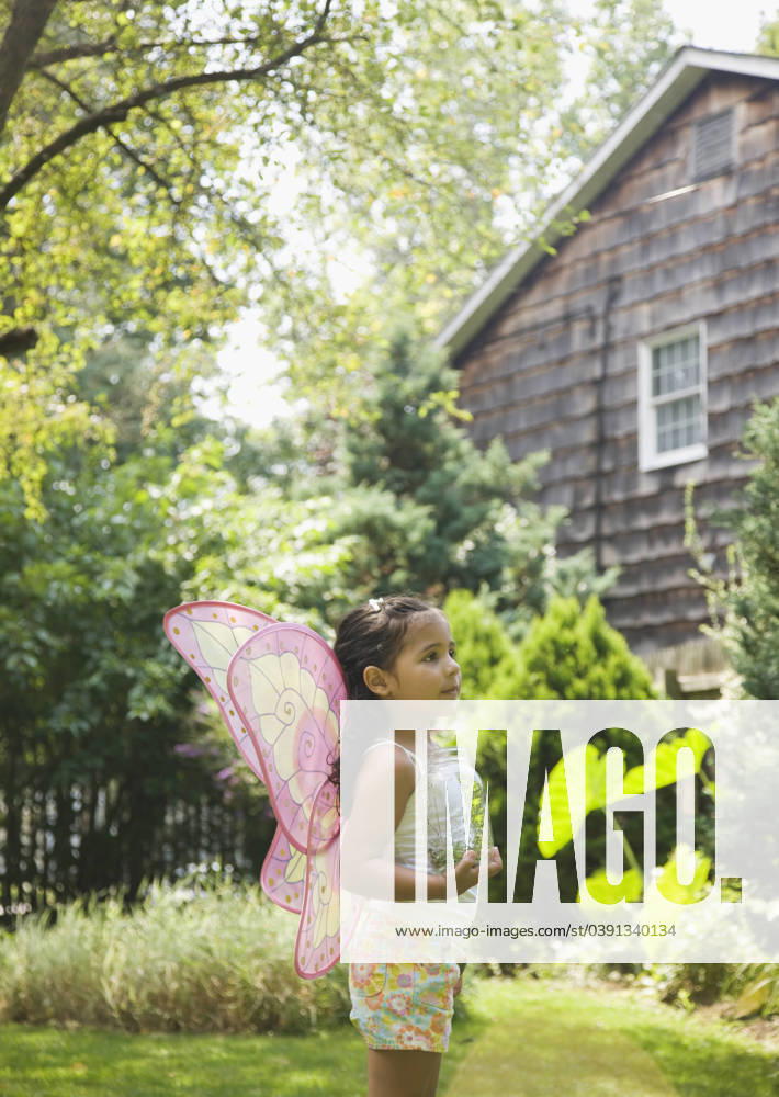 IMAGO Creative: Sommer, Sommertage im Garten Hispanic girl in butterfly costume with jar Huntington Station, NY, 21.12.2023, model released, TTBB_BLD066939.jpg, 4-5 years, backyard, butterfly, carefree, catching, childhood, color image, costume, curiosity, day, discovery, dress up, elementary age, exploring, fun, girl, house, insect, jar, latin american and hispanic ethnicity, latina, leisure activity, lens flare, one girl only, one person, outdoors, people, photography, profile, searching, serious, side view, standing, summer, three quarter length, vertical, weekend activities, wings, yard, minority, minoritiesabode, apparel, bug, capturing, cheerful, child, children, clothes, clothing, color, colour, container, curious, daylight, daytime, discovering, dress-up, dressing up, dressup