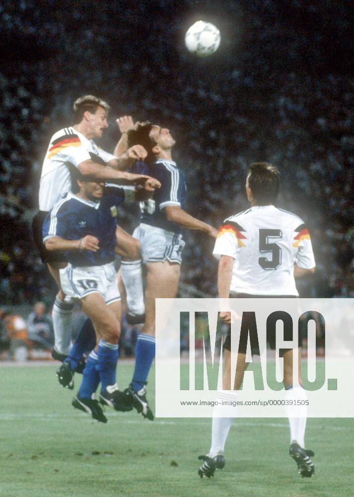 Nestor Gabriel Lorenzo (re.) und Diego Armando Maradona (beide Argentinien) im Kopfballduell mit Jürgen Kohler, daneben Klaus Augenthaler (beide Deutschland) Fußball WM Herren Weltmeisterschaft 1990, Finale, Endspiel, Länderspiel, Nationalmannschaft, Nationalteam Gruppe Stadio Olimpico, Olympiastadion Rom Dynamik,
