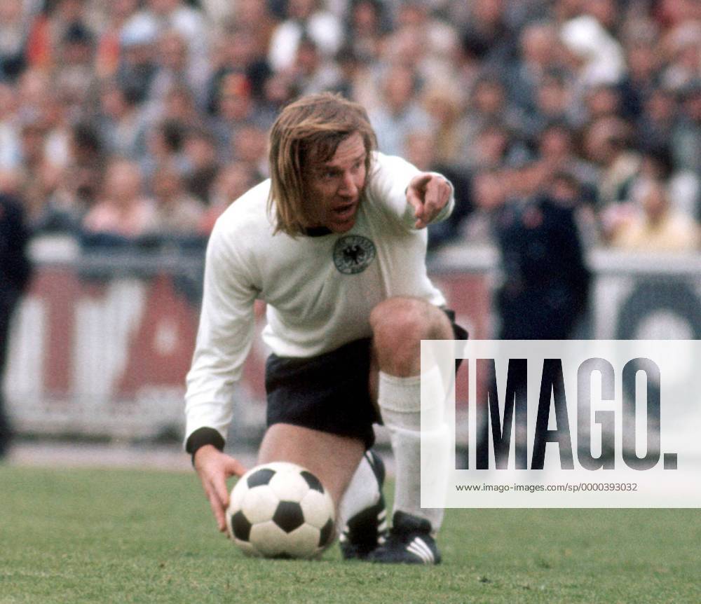 Günter Netzer (BR Deutschland) gibt die Richtung an Fußball EM Herren Europameisterschaft 1972, Länderspiel, Nationalmannschaft, Nationalteam, Nationaltrikot Einzelbild Heysel-Stadion Brüssel