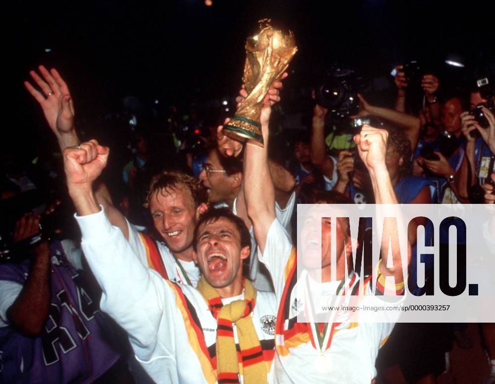 Deutschland ist Weltmeister! V. re.: Lothar Matthäus, Pierre Littbarski und Andreas Brehme jubeln Fußball WM Herren Weltmeisterschaft 1990, Finale, Endspiel, Länderspiel, Nationalmannschaft, Nationalteam Gruppe Stadio Olimpico, Olympiastadion Rom Freude, Begeisterung,