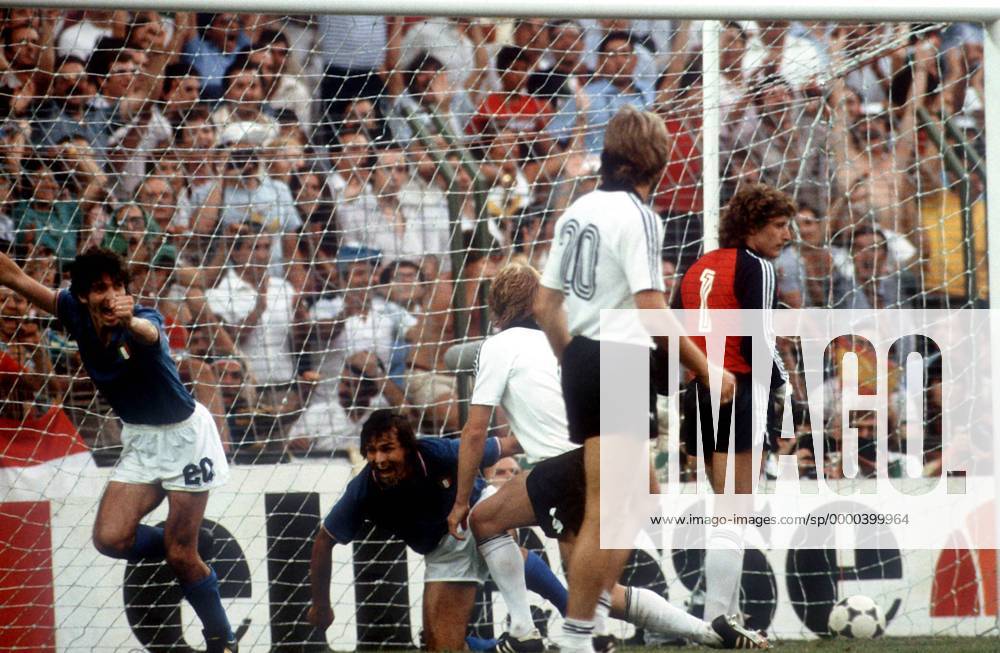 Torschütze Paolo Rossi (li.) und Antonio Cabrini (Mi., beide Italien) jubeln; Torwart Harald Schumacher (re.) und Kaltz (beide Deutschland) enttäuscht Fußball WM Herren Weltmeisterschaft 1982, Finale, Endspiel, Länderspiel, Nationalmannschaft, Nationalteam Gruppe Estadio Santiago Bernabeu Madrid Freude, Begeisterung