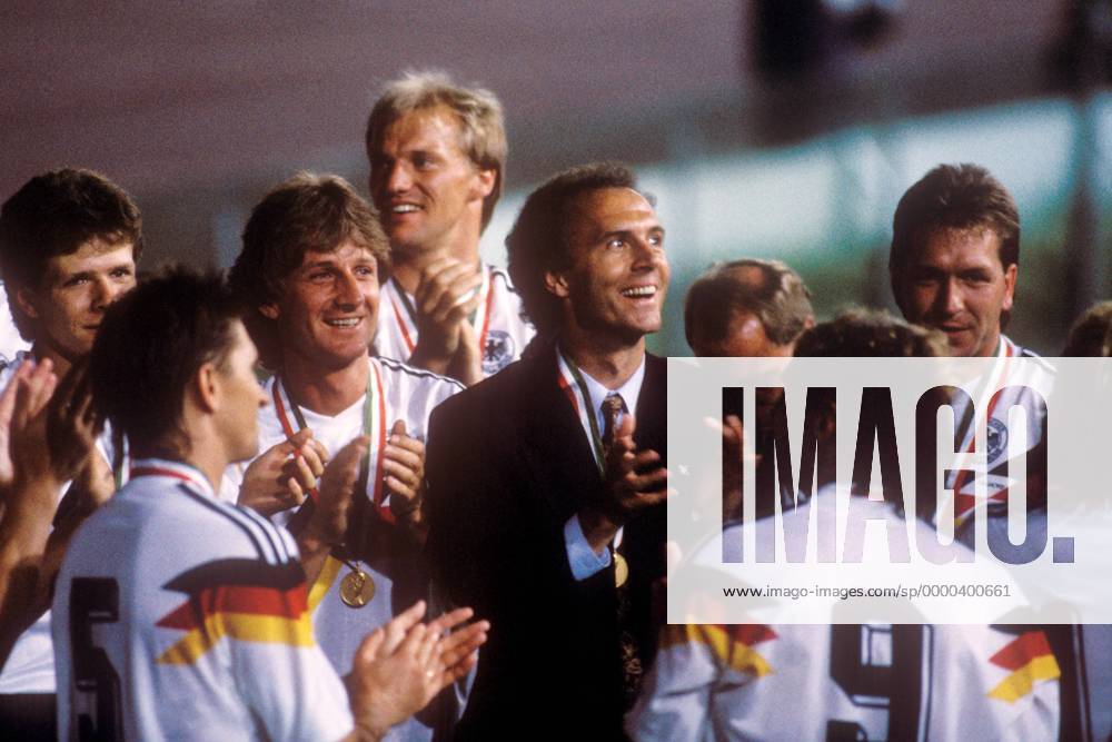 DFB-Teamchef Franz Beckenbauer im Kreise seiner Spieler, hinten v. li.: Andreas Möller, Frank Mill, Hans Pflügler und Te Andreas Köpke (alle BR Deutschland) Fußball WM Herren Weltmeisterschaft 1990, Länderspiel, Finale, Endspiel, Nationalmannschaft, Nationalteam Gruppe Stadio Olimpico, Olympiastadion Rom Harmonie, Glück, Freude,