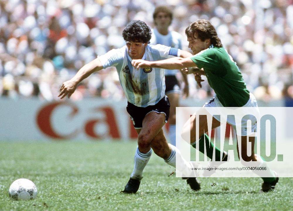 Diego Armando Maradona (Argentinien, li.) gegen Lothar Matthäus (BR Deutschland) - Fußball Länderspiel Herren WM 1986, Nationalteam, Nationaltrikot, o0 BRD Gruppe o0 Finale o0 Mexiko City Dynamik, Kampf,
