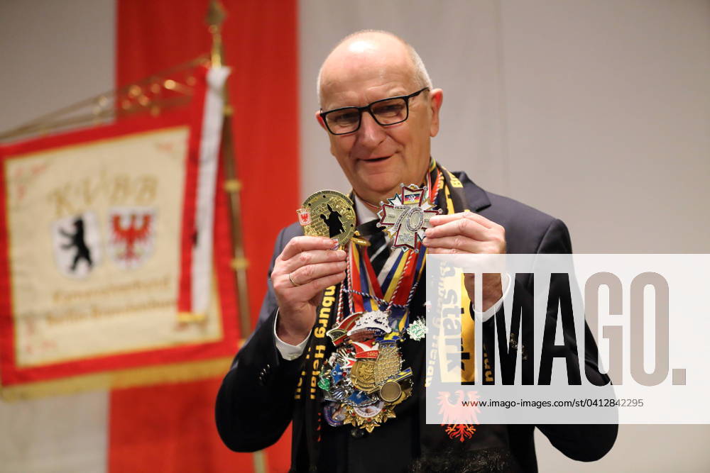 Minister President Dietmar Woidke SPD with carnival medals at a reception of carnivalists at the Brandenburg State Chancellery in Potsdam, February 9, 2024 Minister President Woidke receives carnivalists