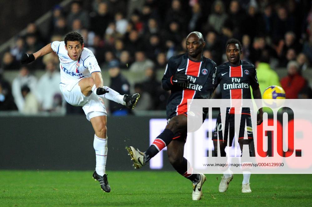 Fred (Lyon, li.) gegen Zoumana Camara (Mitte) und Stephane Sessegnon (beide Paris St. Germain) - (pan28854) Fußball Herren Ligue 1 2008 2009, 1. Französische Liga, Paris Saint Germain - Olympique Lyonnais 1:0, PSG, OL Gruppe Paris Dynamik,