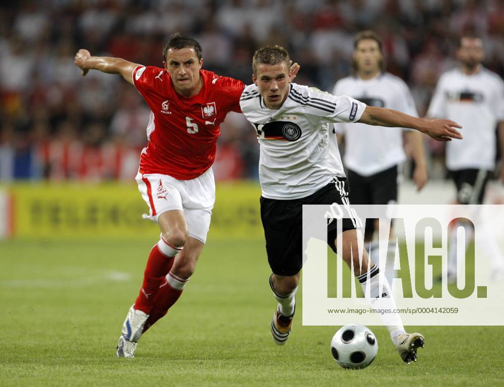 Lukas Podolski (Deutschland, re.) gegen Dariusz Dudka (Polen) Fußball EM Herren Euro 2008, Länderspiel, Nationalteam, Nationaltrikot, Deutschland - Polen 2:0 Gruppe Klagenfurt Dynamik, Kampf,