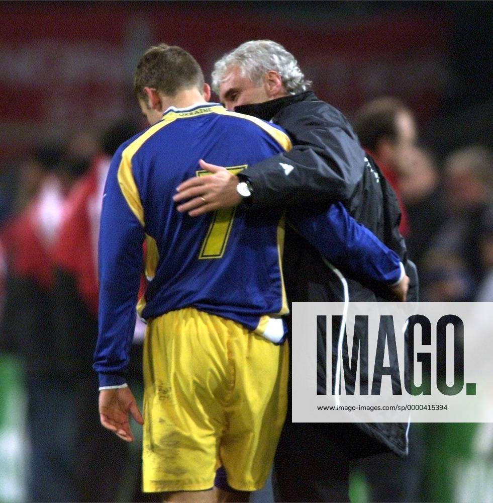 Teamchef Rudi Völler (Deutschland, re.) nimmt den gescheiterten Star Andrej Schewtschenko (Ukraine) in den Arm Fußball Länderspiel Herren WM-Qualifikation 2001, Weltmeisterschaftsqualifikation, Relegation, Relegationsspiel, Vdig Gruppe Trainer, Coach, Nationaltrainer, Westfalenstadion Bundestrainer, hoch, umarmen, Umarmung, Dortmund Harmonie,