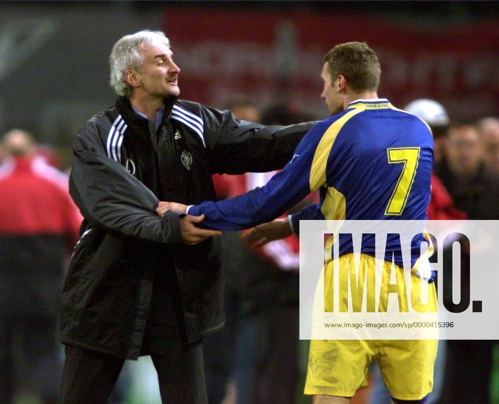 Teamchef Rudi Völler (Deutschland, re.) nimmt den gescheiterten Star Andrej Schewtschenko (Ukraine) in den Arm Fußball Länderspiel Herren WM-Qualifikation 2001, Weltmeisterschaftsqualifikation, Relegation, Relegationsspiel, Vdig Gruppe Trainer, Coach, Nationaltrainer, Westfalenstadion Bundestrainer, quer, umarmen, Umarmung, Dortmund Harmonie,