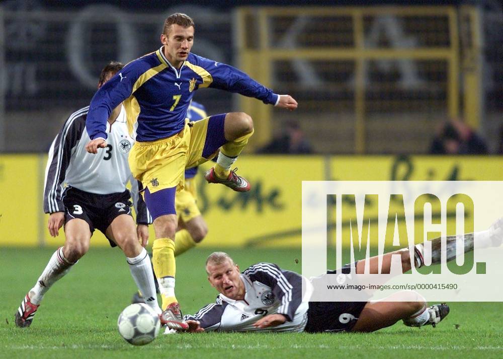 Carsten Jancker (Deutschland, re.) gegen Andrej Schewtschenko (Ukraine) Fußball Länderspiel Herren WM-Qualifikation 2001, Weltmeisterschaftsqualifikation, Relegation, Relegationsspiel, Shevtchenko Gruppe Westfalenstadion, Schevschenko, Schevtchenko Dortmund, Chevtchenko, Chewtchenko, Shevchenko Dynamik, Kampf,
