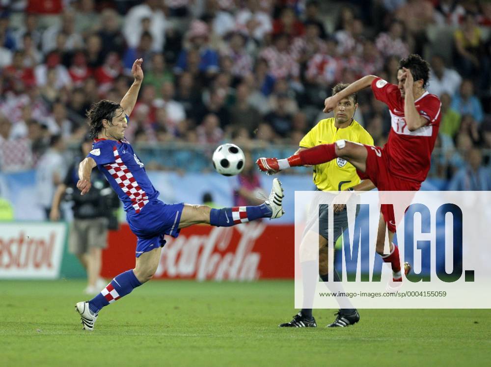 Niko Kovac (Kroatien, li.) gegen Tuncay Sanli (Türkei) Fußball EM Herren Euro 2008, Länderspiel, Nationalteam, Viertelfinale, Nationaltrikot, Kroatien - Türkei 1:3 i.E. Gruppe Wien Dynamik, Kampf,