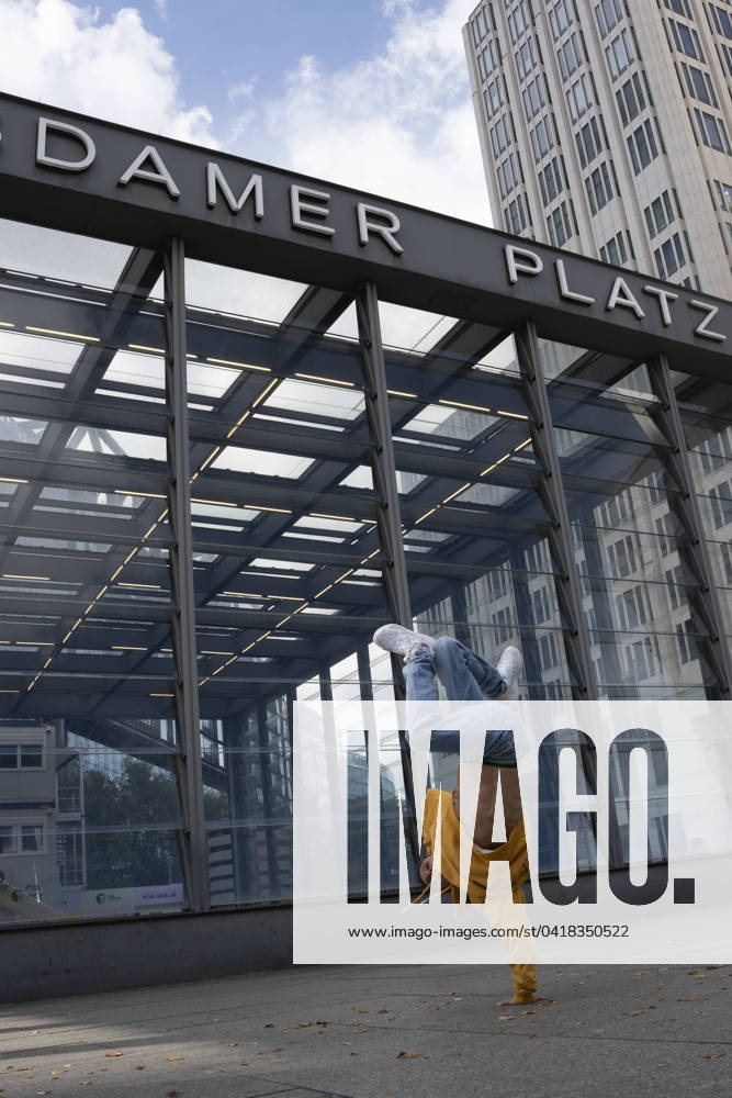 Dancer breakdancing in front of building at town square model released, Symbolfoto, NGF00812