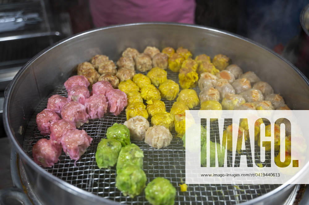 IMAGO Creative, Food, Dumplings MR_ID19146_16253_WilmerEduardoFernandezParra.jpg, MR_ID19146_16249_MariaEugeniaMendezRodriguez.jpg, MR_ID19146_16252_CinthyaJosefinaGonzalezLorenzo.jpg, MR_ID19146_16368_PabloHernadezMendez.jpg, PR_ID19146_6749_TatooCinthya.jpg, MR_ID19146_16251_MarisaSuar Steamed multi-colored dumplings showcased in a street food market in Malaysia, with steam rising as they cook., Property released Model Released GabrielTrujillo_ID19146_569342_025