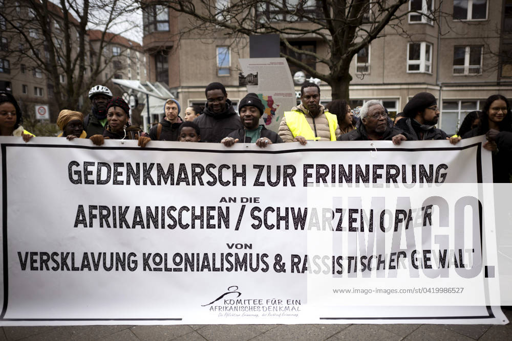 Gedenkmarsch Kolonialgeschichte DEU, Deutschland, Germany, Berlin, 25.02.2024 Demonstranten mit Transparent beim 17. Gedenkmarsch zur Erinnerung an die afrikanischen und schwarzen Opfer von Versklavung Kolonialismus und rassistischer Gewalt Maafa vom Komitee fuer die Errichtung fuer ein afrikanisches Denkmal Kadib in Berlin in Berlin Deutschland . Forderung nach Anerkennung der Verbrechen gegen Schwarze Menschen und Menschen afrikanischer Herkunft unter Einfluss der Black Lives Matter Bewegung. Mehr als 30 Millionen Afrikanerinnen und Afrikaner wurden Opfer von Versklavung und kolonialen Verbrechen. Die von Deutschland an den Herero und Nama begangenen Voelkermorde in Namibia und die Kriegsverbrechen in Tansania im Maji- Maji-Krieg warten i
