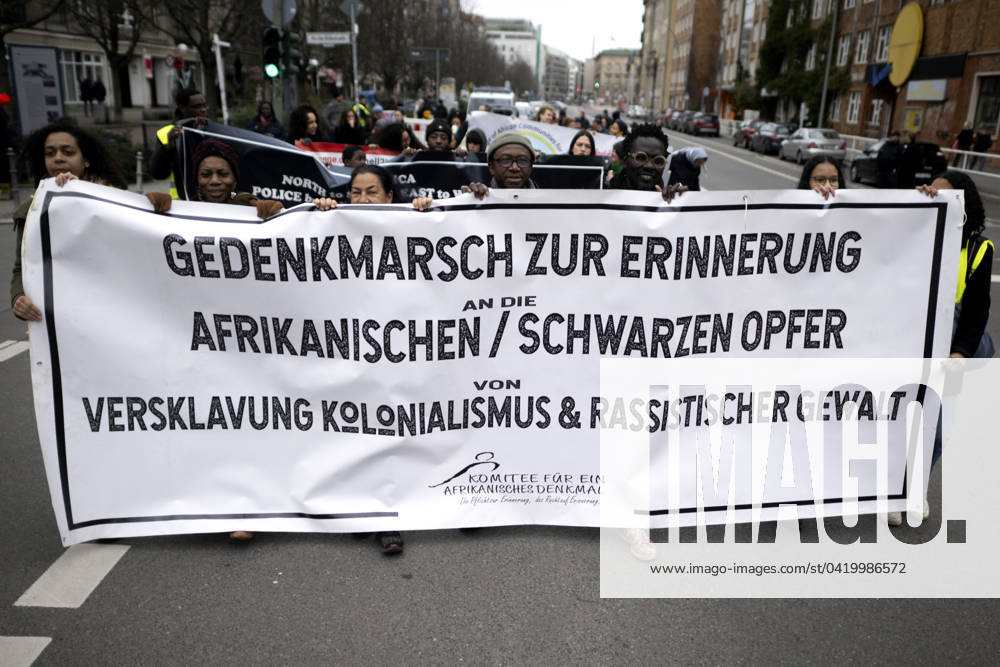 Gedenkmarsch Kolonialgeschichte DEU, Deutschland, Germany, Berlin, 25.02.2024 Demonstranten mit Transparent beim 17. Gedenkmarsch zur Erinnerung an die afrikanischen und schwarzen Opfer von Versklavung Kolonialismus und rassistischer Gewalt Maafa vom Komitee fuer die Errichtung fuer ein afrikanisches Denkmal Kadib in Berlin in Berlin Deutschland . Forderung nach Anerkennung der Verbrechen gegen Schwarze Menschen und Menschen afrikanischer Herkunft unter Einfluss der Black Lives Matter Bewegung. Mehr als 30 Millionen Afrikanerinnen und Afrikaner wurden Opfer von Versklavung und kolonialen Verbrechen. Die von Deutschland an den Herero und Nama begangenen Voelkermorde in Namibia und die Kriegsverbrechen in Tansania im Maji- Maji-Krieg warten i