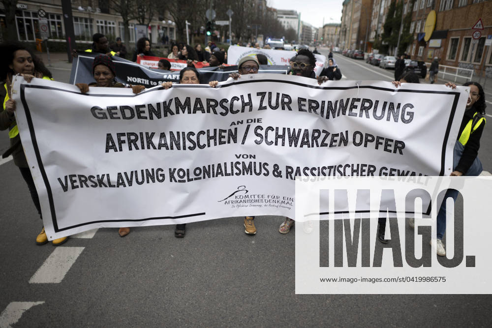 Gedenkmarsch Kolonialgeschichte DEU, Deutschland, Germany, Berlin, 25.02.2024 Demonstranten mit Transparent beim 17. Gedenkmarsch zur Erinnerung an die afrikanischen und schwarzen Opfer von Versklavung Kolonialismus und rassistischer Gewalt Maafa vom Komitee fuer die Errichtung fuer ein afrikanisches Denkmal Kadib in Berlin in Berlin Deutschland . Forderung nach Anerkennung der Verbrechen gegen Schwarze Menschen und Menschen afrikanischer Herkunft unter Einfluss der Black Lives Matter Bewegung. Mehr als 30 Millionen Afrikanerinnen und Afrikaner wurden Opfer von Versklavung und kolonialen Verbrechen. Die von Deutschland an den Herero und Nama begangenen Voelkermorde in Namibia und die Kriegsverbrechen in Tansania im Maji- Maji-Krieg warten i