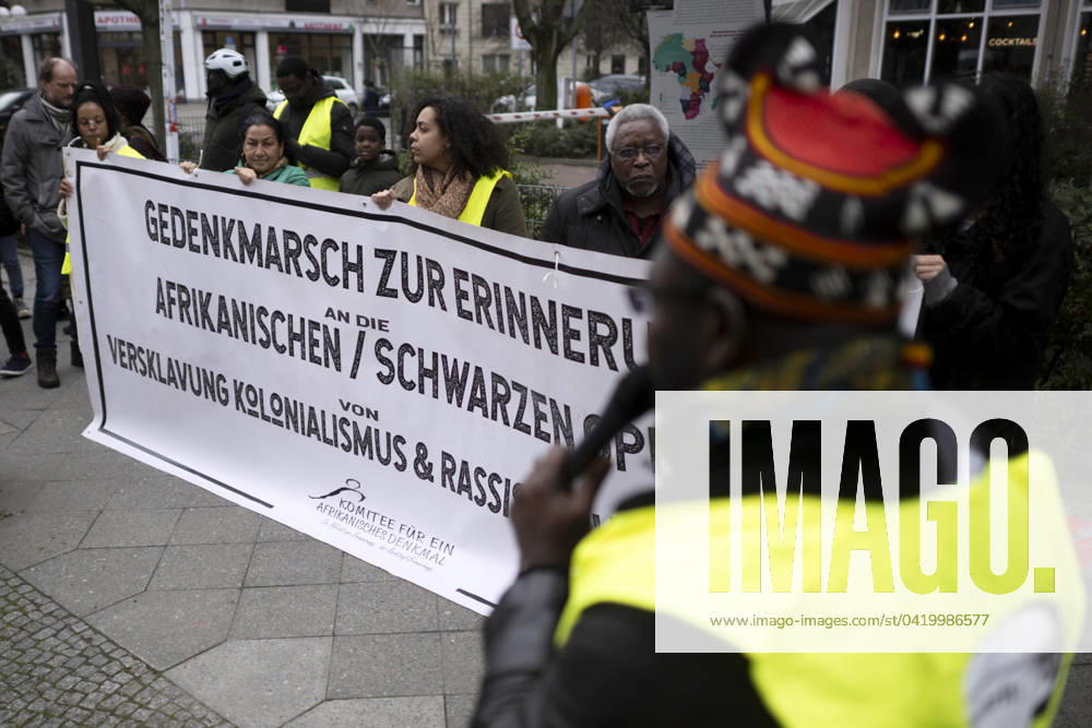 Gedenkmarsch Kolonialgeschichte DEU, Deutschland, Germany, Berlin, 25.02.2024 Demonstranten mit Transparent beim 17. Gedenkmarsch zur Erinnerung an die afrikanischen und schwarzen Opfer von Versklavung Kolonialismus und rassistischer Gewalt Maafa vom Komitee fuer die Errichtung fuer ein afrikanisches Denkmal Kadib in Berlin in Berlin Deutschland . Forderung nach Anerkennung der Verbrechen gegen Schwarze Menschen und Menschen afrikanischer Herkunft unter Einfluss der Black Lives Matter Bewegung. Mehr als 30 Millionen Afrikanerinnen und Afrikaner wurden Opfer von Versklavung und kolonialen Verbrechen. Die von Deutschland an den Herero und Nama begangenen Voelkermorde in Namibia und die Kriegsverbrechen in Tansania im Maji- Maji-Krieg warten i