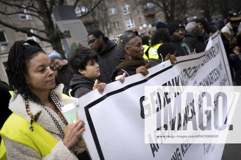 Gedenkmarsch Kolonialgeschichte DEU, Deutschland, Germany, Berlin, 25.02.2024 Demonstranten mit Transparent beim 17. Gedenkmarsch zur Erinnerung an die afrikanischen und schwarzen Opfer von Versklavung Kolonialismus und rassistischer Gewalt Maafa vom Komitee fuer die Errichtung fuer ein afrikanisches Denkmal Kadib in Berlin in Berlin Deutschland . Forderung nach Anerkennung der Verbrechen gegen Schwarze Menschen und Menschen afrikanischer Herkunft unter Einfluss der Black Lives Matter Bewegung. Mehr als 30 Millionen Afrikanerinnen und Afrikaner wurden Opfer von Versklavung und kolonialen Verbrechen. Die von Deutschland an den Herero und Nama begangenen Voelkermorde in Namibia und die Kriegsverbrechen in Tansania im Maji- Maji-Krieg warten i