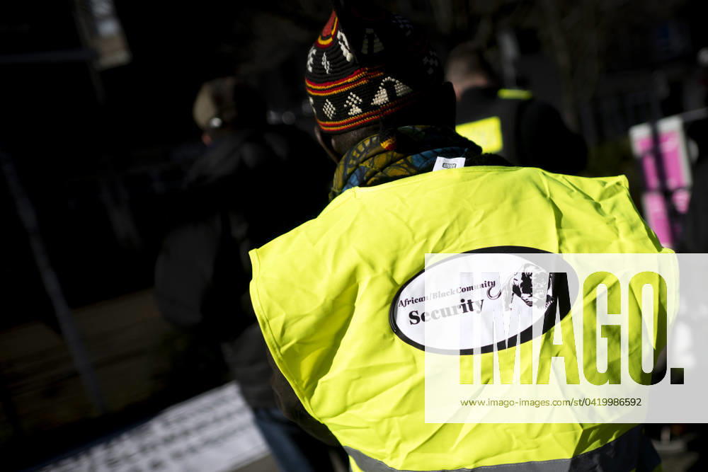 Gedenkmarsch Kolonialgeschichte DEU, Deutschland, Germany, Berlin, 25.02.2024 Symbol African Black Community Security Sicherheit Schwarzer Panter beim 17. Gedenkmarsch zur Erinnerung an die afrikanischen und schwarzen Opfer von Versklavung Kolonialismus und rassistischer Gewalt Maafa vom Komitee fuer die Errichtung fuer ein afrikanisches Denkmal Kadib in Berlin in Berlin Deutschland . Forderung nach Anerkennung der Verbrechen gegen Schwarze Menschen und Menschen afrikanischer Herkunft unter Einfluss der Black Lives Matter Bewegung. Mehr als 30 Millionen Afrikanerinnen und Afrikaner wurden Opfer von Versklavung und kolonialen Verbrechen. Die von Deutschland an den Herero und Nama begangenen Voelkermorde in Namibia und die Kriegsverbrechen in