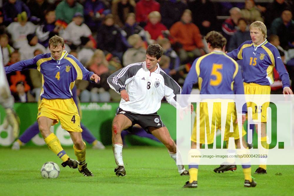 Michael Ballack (Deutschland, 2. v. li.) gegen Alexander Golovko (Ukraine) Fußball Länderspiel Herren WM-Qualifikation 2001, Weltmeisterschaftsqualifikation, Relegation, Relegationsspiel Gruppe Westfalenstadion Dortmund Dynamik,
