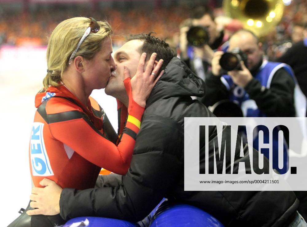 Claudia Pechstein (Deutschland) erhält nach ihrem EM Sieg in Heerenveen ein Kuss von ihrem Ehemann Marcus Bucklitsch - Mit diesem Titel ist sie erfolgreichste EM Teilnehmerin und älteste Titelträgerin aller Zeiten - Eisschnellauf EM Damen Europameisterschaft 2009 Gruppe Heerenveen Harmonie, Freude,