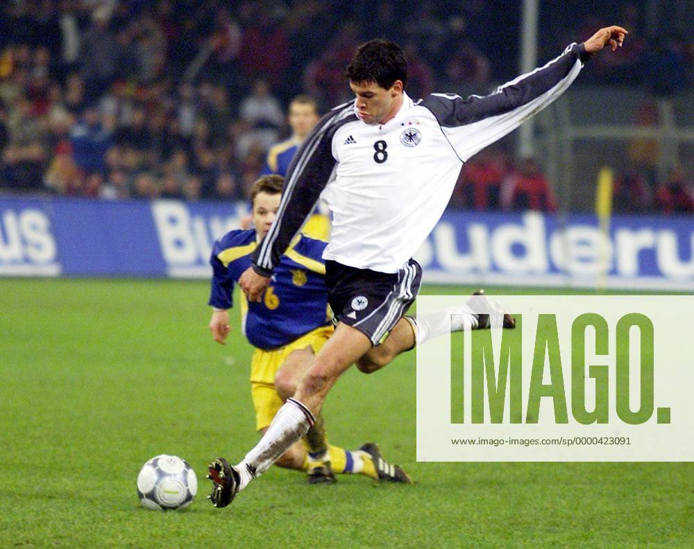 Michael Ballack (Deutschland) zieht ab Fußball Länderspiel Herren WM-Qualifikation 2001, Weltmeisterschaftsqualifikation, Relegation, Relegationsspiel Einzelbild Westfalenstadion Dortmund Dynamik,