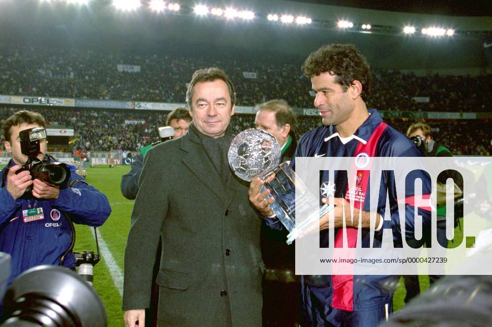 Rai (PSG, re.) nimmt eine Trophäe von Programmdirektor Michel Denisot (Frankreich Canal+) entgegen Fußball Herren Rais Abschiedsspiel 2001, Abschied, Altstars, Paris Saint-Germain - Brasilien 3:3, St.Germain, St. Gruppe Parc des Princes, Prinzenpark Paris