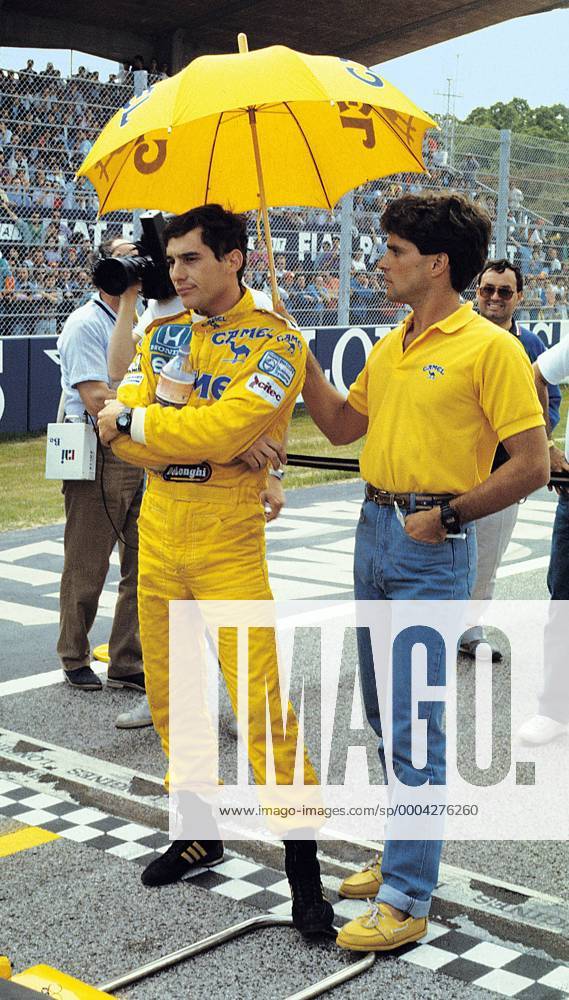 Ayrton Senna (Brasilien Lotus Honda, li.) lässt sich von einem Teammitglied den Schirm halten Motorsport Grand Prix Herren Großer Preis von xxx 1987, Formel 1 Weltmeisterschaft, F1, F, GP, WM Gruppe Aufnahmedatum geschätzt