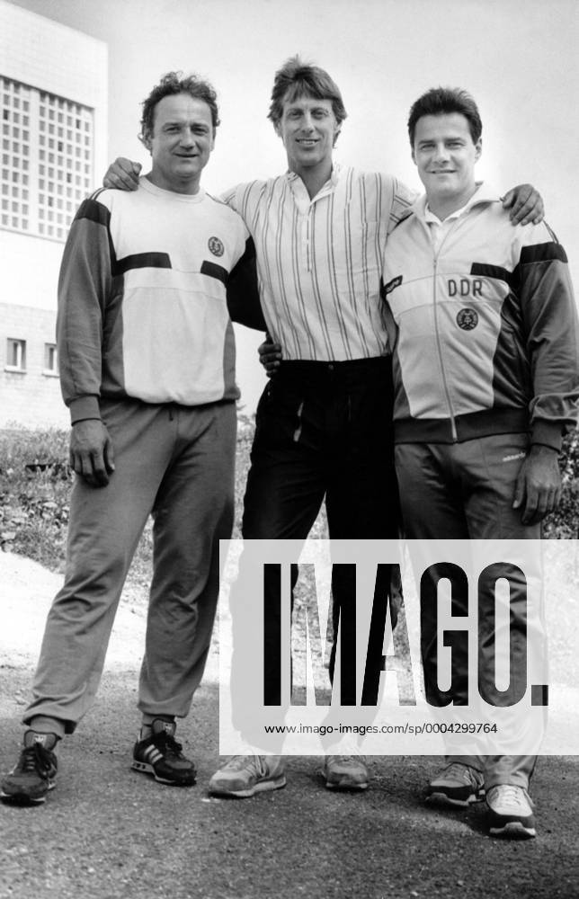Dietmar Schauerhammer (Mitte) zwischen Bogdan Musiol (li.) und Pilot Wolfgang Hoppe (alle DDR) Bobsport Herren 1988, Bob, Zweierbob, Zweier, 2er, 2 er Gruppe Aufnahmedatum geschätzt Oberhof