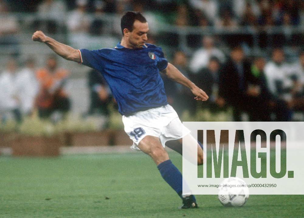 Salvatore Schillaci (Italien) am Ball Fußball WM Herren Weltmeisterschaft 1990, Nationalmannschaft, Nationalteam, Nationaltrikot Einzelbild Stadio Olimpico, Olympiastadion Rom Dynamik,