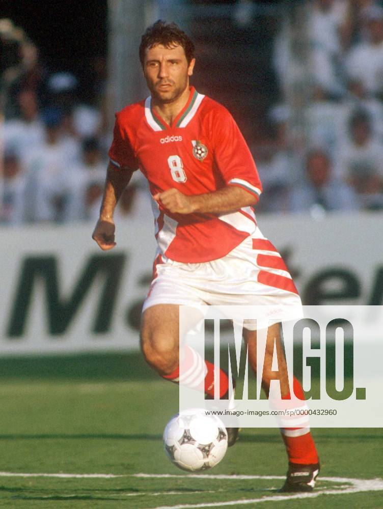 Hristo Stoichkov (Bulgarien) am Ball Fußball WM Herren Weltmeisterschaft 1994, Nationalmannschaft, Nationalteam, Nationaltrikot Einzelbild Cotton Bowl Dallas Dynamik,